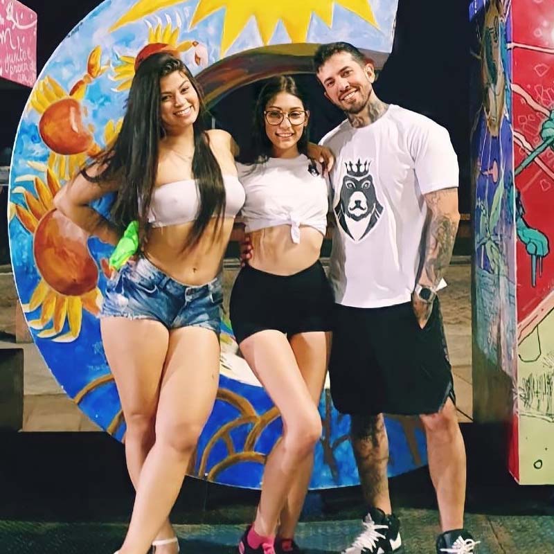 এমনকি ব্রাজিলীয় মডেল নিজের যৌন জীবনকেও বেঁধে ফেলেছেন রুটিনে। কোন স্ত্রীর সঙ্গে তিনি কখন মিলিত হবেন, তার রুটিন তৈরি করা রয়েছে। সেই রুটিন অনুযায়ী চলে নিত্য যৌনমিলন।