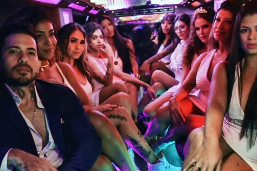 ৮ স্ত্রীকে নিয়ে থাকবেন বলেই সাধ করে বাড়ি তৈরি করেছিলেন আর্থার। কেন বিচ্ছেদ হল? তিনি জানিয়েছেন, প্রথম প্রথম বহুগামী জীবন শুরু করার পর তাঁকে নানা কথা শুনতে হত। তাঁকে এবং তাঁর স্ত্রীদের নিয়ে অনেকেই ঠাট্টা করতেন। যা শুনে তাঁদের মন খারাপ হয়ে যেত।