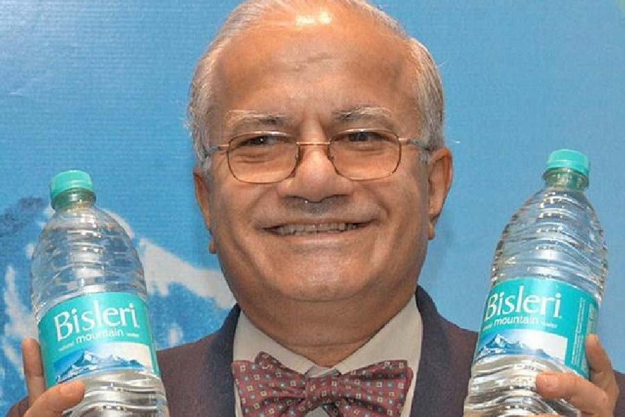 প্রায় ৭ হাজার কোটি টাকার ব্যবসা। কিন্তু দায়িত্ব নেওয়ার কেউ নেই! শুধু এ কারণেই বিক্রি হয়ে যাচ্ছে বিখ্যাত পরিশুদ্ধ জলের কোম্পানি বিসলেরি।