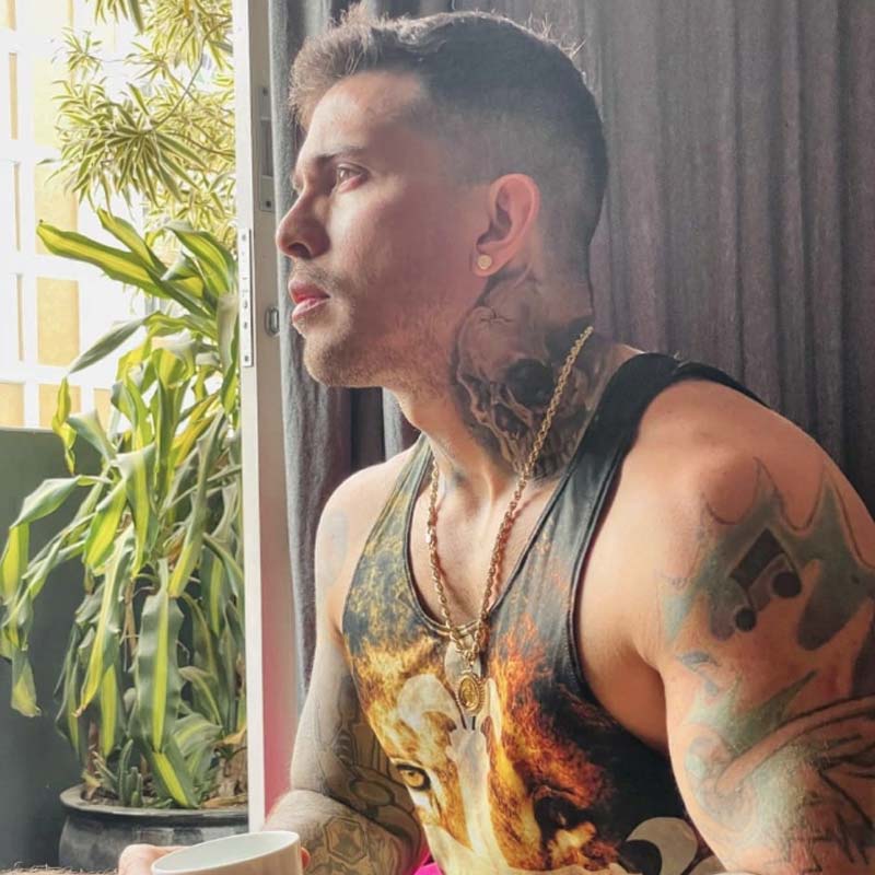 তাঁর দর্শন, ‘‘আমরা প্রত্যেকে প্রত্যেকের ব্যক্তিস্বাধীনতাকে সম্মান করি। একে অপরের চাহিদা বুঝি। আমরা তাই বুঝে নিয়েছি। কখন শেষ করা দরকার।’’