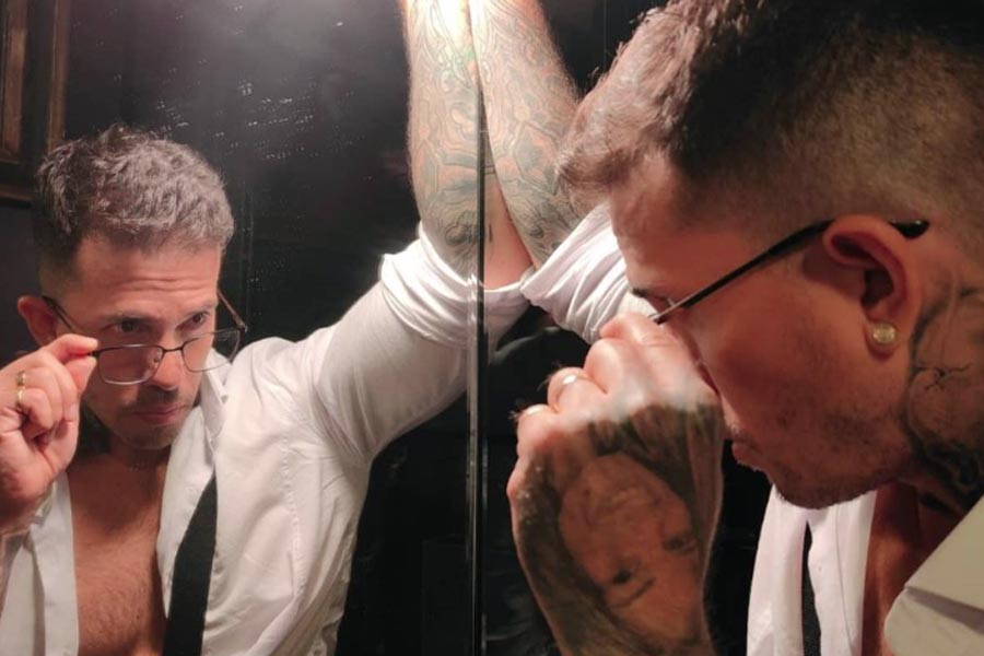 ৪ স্ত্রীর সঙ্গে বিবাহবিচ্ছেদের পর আবার কি বিয়ে করার কথা ভাবছেন আর্থার? বারবার তাঁকে এই প্রশ্নের মুখোমুখি হতে হয়েছে। প্রতি বার তাঁর জবাবে একটি বিষয় স্পষ্ট ছিল। তিনি এক জনকে নিয়ে থাকতে পারেন না। তাঁর একাধিক সঙ্গী প্রয়োজন।