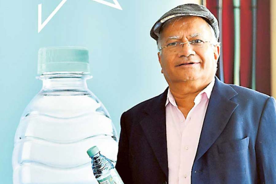 কিন্তু তা সত্ত্বেও কোম্পানি বিক্রির কথা ঘোষণা করেছেন রমেশ চৌহান। কারণ? মেয়ে নাকি বাবাকে জানিয়ে দিয়েছেন তিনি এই ব্যবসায় আগ্রহী নন!