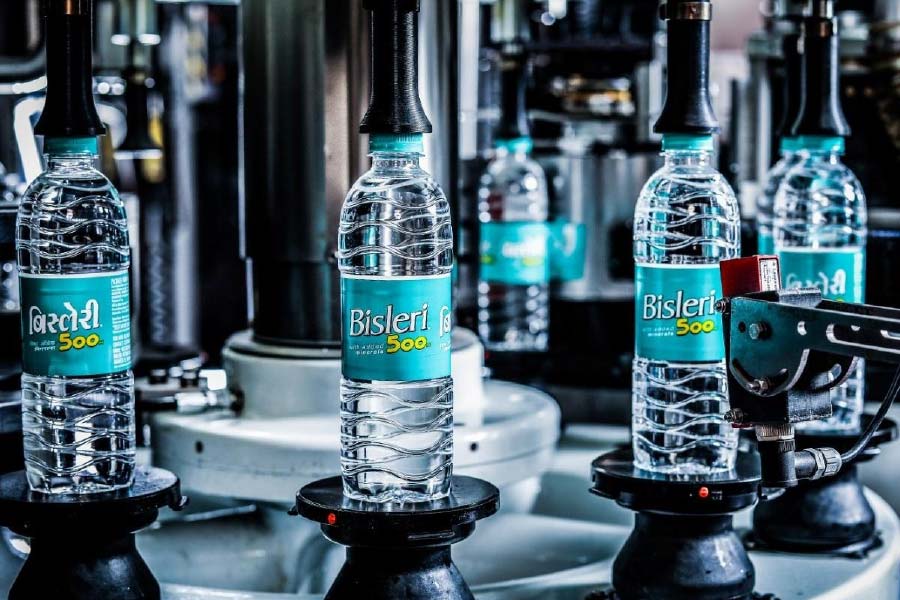 মিনারেল ওয়াটার ছাড়াও একাধিক ঠান্ডা পানীয় ভারতের বাজারে এসেছে রমেশ চৌহানের সৌজন্যে। এবং সেই পণ্যগুলি এখনও বিদেশি ঠান্ডা পানীয়ের কোম্পানিগুলিকে টেক্কা দেয়। সেই সংস্থাই বিক্রির মুখে।