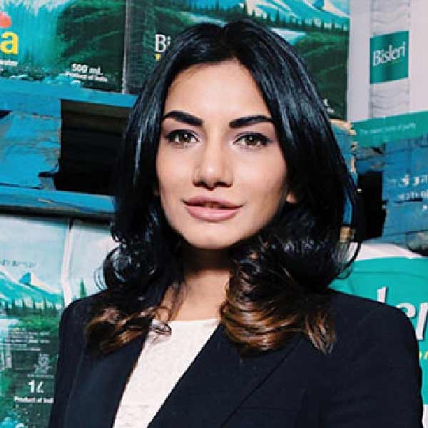 বড় কোনও কোম্পানির দায়িত্ব পরিবার সূত্রে উত্তরসূরিরাই নেন। কিন্তু রমেশের কন্যা তার ব্যতিক্রম।