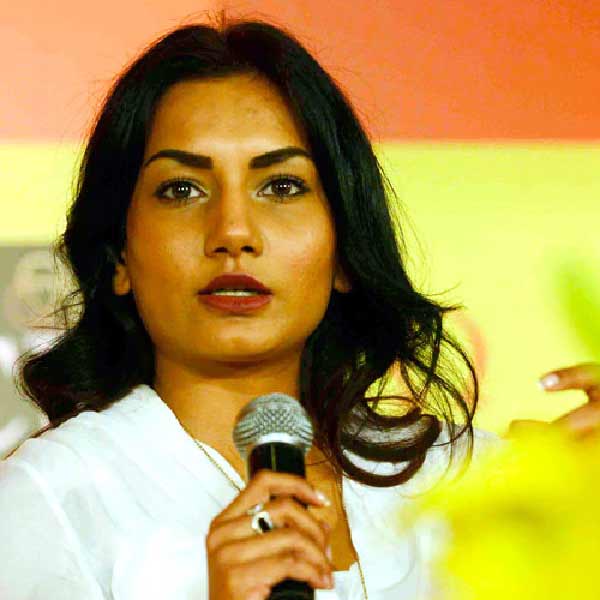 বিসলেরি ইন্টারন্যাশনাল সংস্থার বর্তমান চেয়ারপার্সন রমেশ চৌহানের একমাত্র মেয়ে জয়ন্তী। তাঁর ছোটবেলা কেটেছে দিল্লি এবং মুম্বইয়ে। পড়াশোনার জন্য কিছু দিন নিউ ইয়র্কেও ছিলেন তিনি।