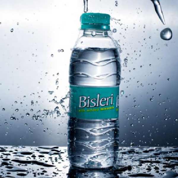 শুধু তাই নয়। মূলত জয়ন্তীর উদ্যোগে বেশ কিছু নতুন পণ্যও বাজারে আসে। জলের কোম্পানি বাজারে আনে হাতশুদ্ধিও। বিসলেরির বিজ্ঞাপনী প্রচারেও বিশেষ ভূমিকা রয়েছে তাঁর।