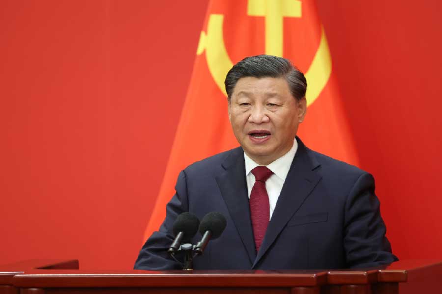 কোভিড যাতে কোনও ভাবেই ছড়িয়ে পড়তে না পারে, সেই লক্ষ্যে দেশ জুড়ে ‘কোভিড-শূন্য নীতি’র পথে হাঁটছে শি জিনপিং সরকার। দেশ জুড়ে কড়া কোভিড বিধির জন্য ঘরবন্দি সে দেশের বহু মানুষ। দৈনন্দিন কাজ করতেও অনুমতি নিতে হচ্ছে মানুষকে। কখনও অনুমতি মিলছে, আবার কখনও স্রেফ ‘না’ বলে ঘরের মধ্যেই থাকার নির্দেশ দেওয়া হচ্ছে।