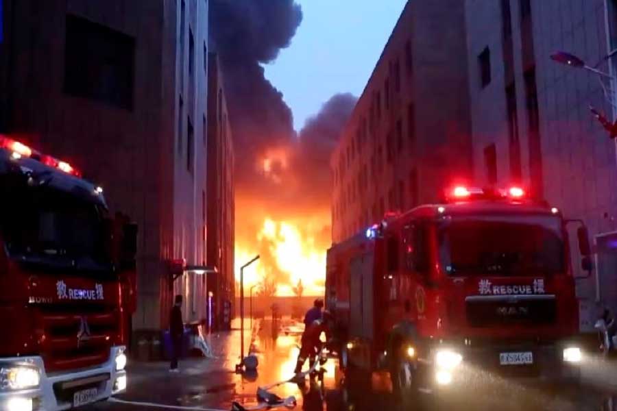 সরকারি হিসাবে, সেই অগ্নিকাণ্ডেমৃত্যু হয়েছে দশ জনের। তবে অন্য অনেক মানুষের দাবি, সরকারের তরফে সত্যি ধামাচাপা দেওয়ার চেষ্টা চলছে। আসলে আগুনে পুড়ে মৃত্যুর সংখ্যা এর থেকে অনেক বেশি।