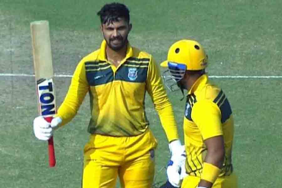 ম্যাচের ৪৯তম ওভারে রুতুরাজ মারেন সাতটি ছয়। বল করছিলেন উত্তরপ্রদেশের বাঁ হাতি স্পিনার শিবা সিংহ। প্রথম চারটি বল মাঠের বাইরে পাঠান রুতুরাজ। পঞ্চম বলটি ছিল নো। সেটিও মাঠের বাইরে পাঠিয়ে দেন রুতুরাজ। পরের দু’টি বলের গন্তব্যও ছিল একই। পৌঁছে যায় মাঠের বাইরে।