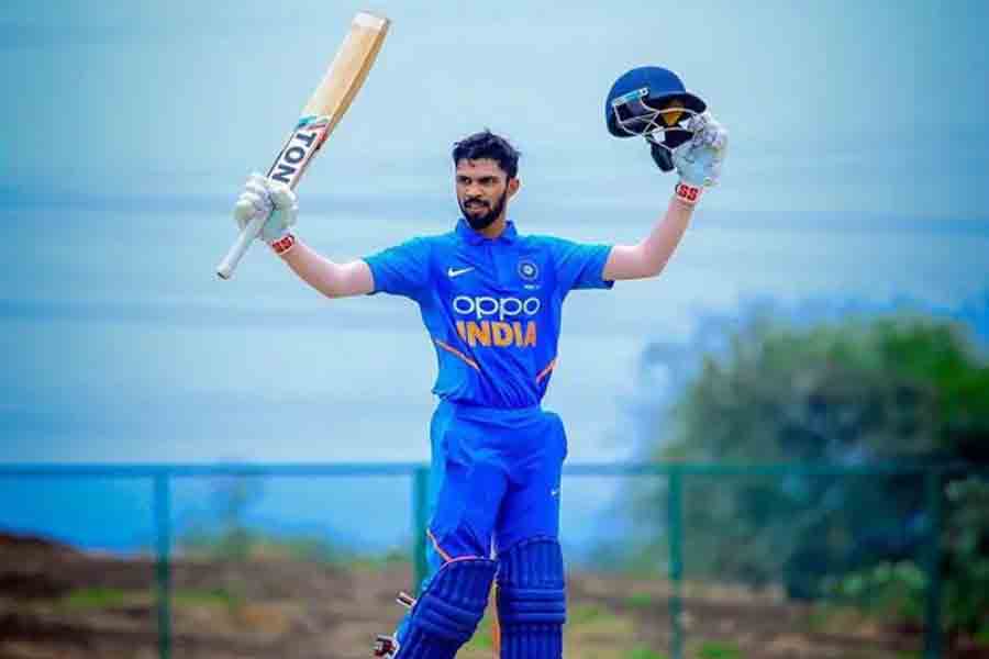 ২৫ বছরের রুতুরাজ মহেন্দ্র সিংহ ধোনির আইপিএলের সতীর্থ। তিনিও খেলেন চেন্নাই সুপার কিংসের হয়ে। ভারতের হয়ে একটি এক দিনে ম্যাচ এবং ন’টি টি-টোয়েন্টি ম্যাচ খেলেছেন তিনি।