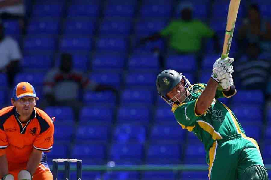 ২০০৭ সালের ১৬ মার্চ বিশ্বকাপে নেদারল্যান্ডসের বিরুদ্ধে রেকর্ড করেছিলেন দক্ষিণ আফ্রিকার ওপেনিং ব্যাটার গিবস। ম্যাচের ৩০তম ওভারে ড্যান ভান বাঞ্জের করা ছ’টি বলকে মাঠের বাইরে পাঠিয়েছিলেন তিনি।