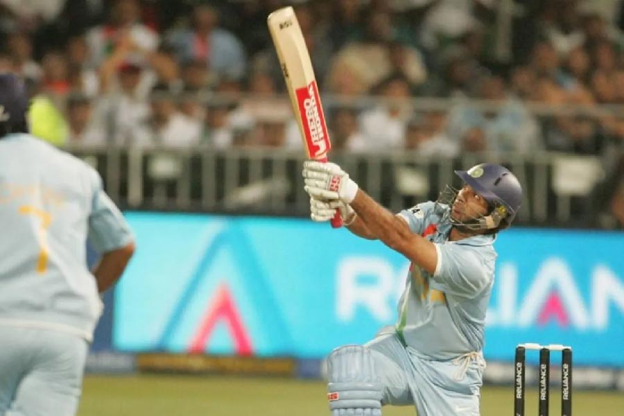 গিবসের পর ওই বছরই এক ওভারে ছ’টি ছয় হাঁকানোর নজির গড়েন যুবরাজ সিংহ। ২০০৭ সালের ১৯ সেপ্টেম্বর টি২০ বিশ্বকাপে ইংল্যান্ডের বিরুদ্ধে এই নজির গড়েন ভারতীয় ব্যাটার।