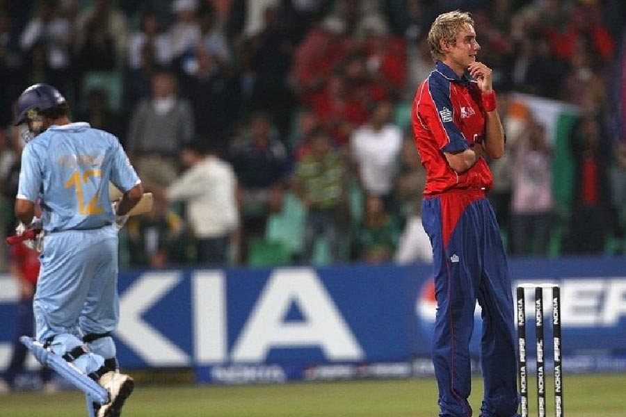 ইংল্যান্ডের অ্যান্ড্রু ফ্লিনটফ এবং স্টুয়ার্ট ব্রডের সঙ্গে বচসায় জড়িয়েছিলেন যুবরাজ। তখন ইংল্যান্ড দল ভাবতেও পারেনি, পরের ওভারে তাঁদের জন্য কী অপেক্ষা করছিল। এক ওভারে ছ’টি ছয় হাঁকান যুবরাজ।