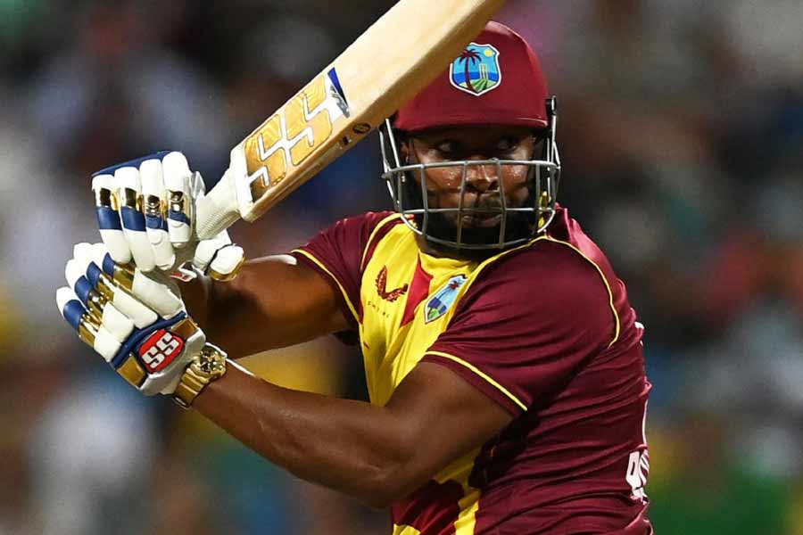 শ্রীলঙ্কার আকিলা ধনঞ্জয় পর পর তিন বলে তিন উইকেট নিয়ে হ্যাটট্রিক করেন। ভেঙে পড়ে ওয়েস্ট ইন্ডিজের ব্যাটিং লাইন। তখনই ক্রিজে নেমে এক ওভারে ছ’টি ছয় হাঁকান পোলার্ড। সাত ওভার বাকি থাকতেই ম্যাচ জেতে ওয়েস্ট ইন্ডিজ।