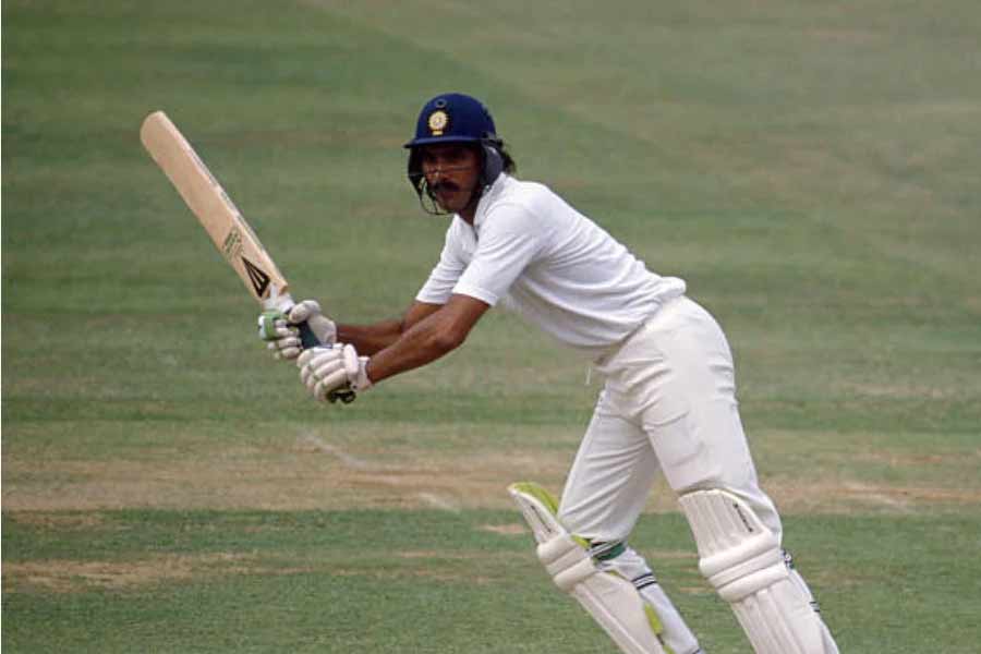 ১৯৮৪ সালে রঞ্জি ট্রফিতে এই নজির গড়েছিলেন রবি শাস্ত্রী। বরোদার বিরুদ্ধে মুম্বইয়ের হয়ে নেমেছিলেন মাঠে। স্পিনার তিলক রাজের বিরুদ্ধে এক ওভারে ছ’টি ছয় মেরেছিলেন তিনি।