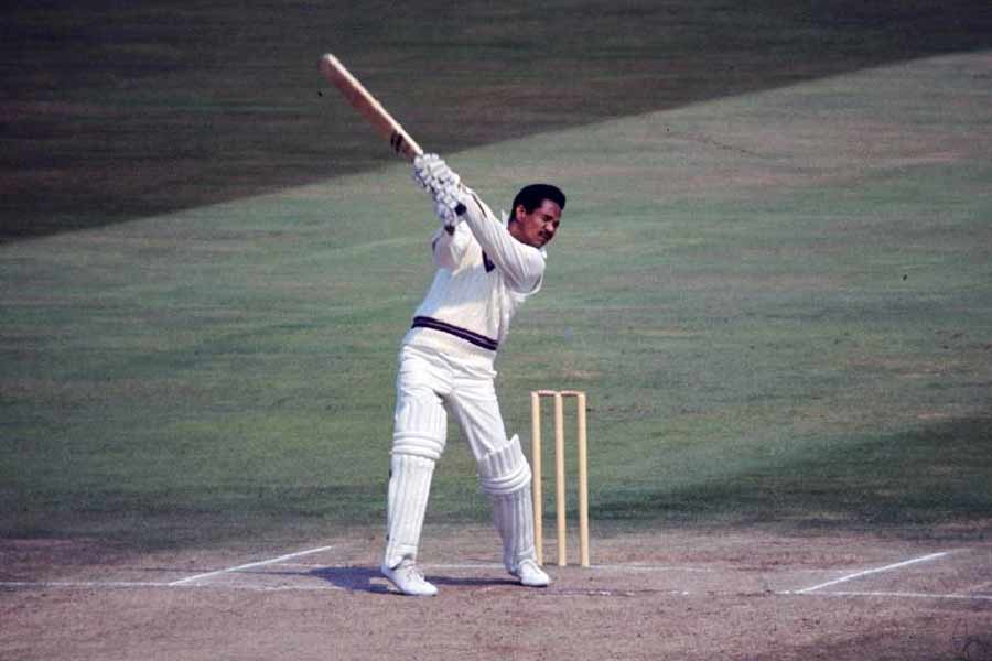 এই রেকর্ড প্রথম ছিল গ্যারি সোবার্সের। ১৯৬৮ সালে নটিংহ্যামশায়ারের হয়ে কাউন্টি খেলতে নেমেছিলেন তিনি। বিপক্ষের ফাস্ট বোলার ম্যালকম ন্যাশকে উড়িয়ে ছ’বলে ছ’টি ছয় মেরেছিলেন তিনি।