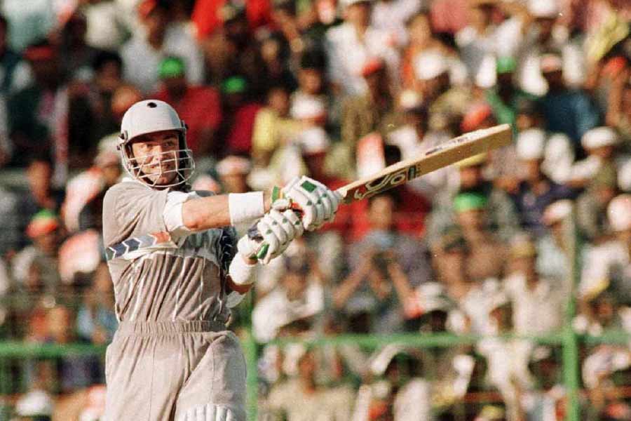 তবে সবাইকে ছাপিয়ে গিয়েছেন বার্ট ভ্যান্স। ১৯৯০ সালের ২০ ফেব্রুয়ারি একটি ওভারে ৭৭ রান করেছিলেন তিনি।