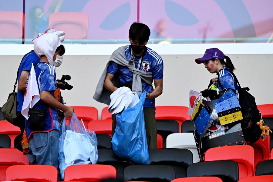 Transparent Japan Campaign!  Why do the Japanese clean the stadium again and again?
