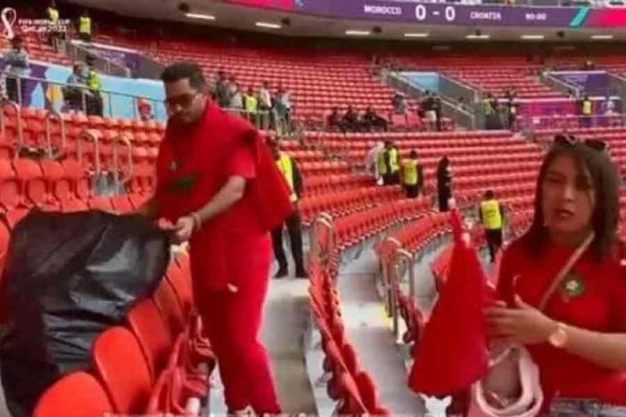 খেলা শেষে স্টেডিয়াম পরিষ্কার করছেন মরক্কোর সমর্থকরা।