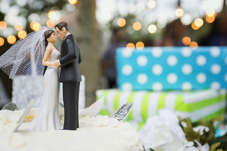 নভেম্বর মাস। চলছে বিয়ের মরসুম। নিকট আত্মীয় থেকে সহকর্মী, বন্ধু — বিয়েতে ঠিক কী উপহার দেবেন তা নিয়ে কমবেশি চিন্তায় পড়ে যান সকলেই।