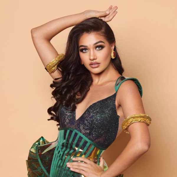 লেহঙ্গার রঙের সঙ্গে মানানসই গয়নাও পরেছেন আনিশা। হার, কানের দুলের পাশাপাশি চুলও সাজিয়েছেন গয়নার চাকচিক্যে। 