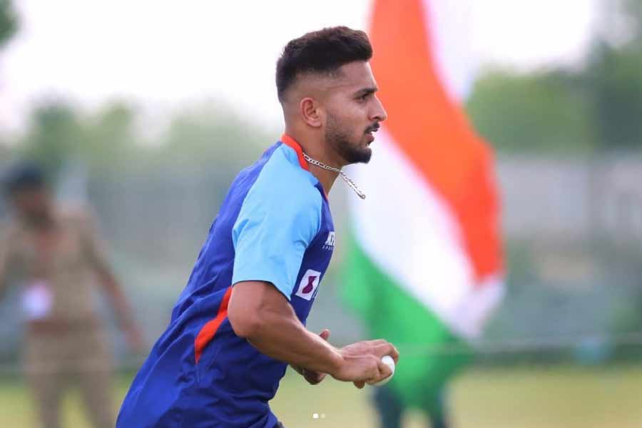 নিউ জ়িল্যান্ডের বিরুদ্ধে ম্যাচে ১১তম ওভারে ভারতীয় পেস বোলার উমরান মালিক কেন উইলিয়ামসনকে প্রথম যে বলটা করলেন, তার মুখোমুখি হওয়ার পর ব্যাটার যেন কিছুটা অপ্রস্তুত। বলের গতিবেগ ঘণ্টায় ১৫০ কিলোমিটার। পরের বলের গতিবেগ ঘণ্টায় ১৪৫ এবং তার পরের বল করলেন ১৪৭ কিলোমিটার গতিবেগে। উপত্যকার এই বোলার তাঁর গতি আর আক্রমণ দিয়ে মনে করাচ্ছেন ‘রওয়ালপিন্ডি এক্সপ্রেস’ শোয়েব আখতারকে।