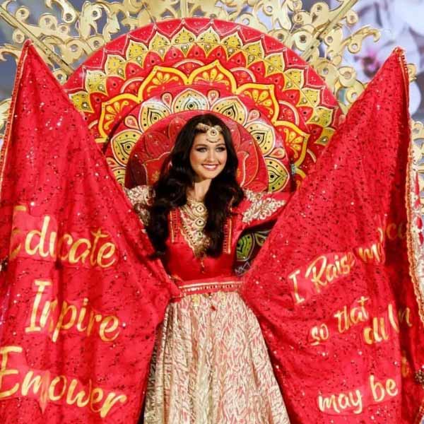 আনিশা লিখেছেন, ‘‘সাংবাদিক আমাকে প্রশ্ন করলেন, আপনি তো পাকিস্তানের প্রতিনিধিত্ব করছেন। অথচ, নিউ ইয়র্ক ফ্যাশন উইকে আপনি ভারতীয় ডিজাইনার স্টাইলে সেজে হাঁটতে এসেছেন! এমন কেন?’’