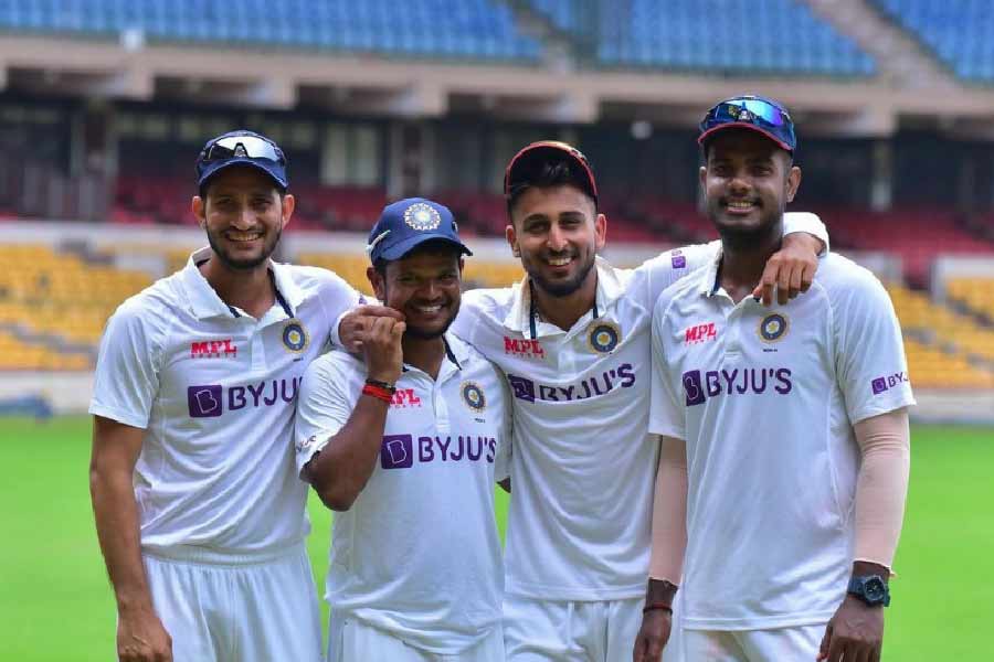 উমরানের বল খেলার পর নিউ জ়িল্যান্ড অধিনায়ক কেন উইলিয়ামসন তাঁর ভূয়সী প্রশংসা করেছেন। ম্যাচের শেষে উমরানকে তিনি বলেছেন, ‘অসাধারণ প্রতিভা।’ আসলে আইপিএলে তো উইলিয়ামসনের নেতৃত্বেই সানরাইজার্স হায়দরাবাদের হয়ে খেলেছেন উমরান। তাই আগে থেকে এই তরুণ বোলারের ভিতরে সম্ভাবনা দেখতে পেয়েছেন তিনি।