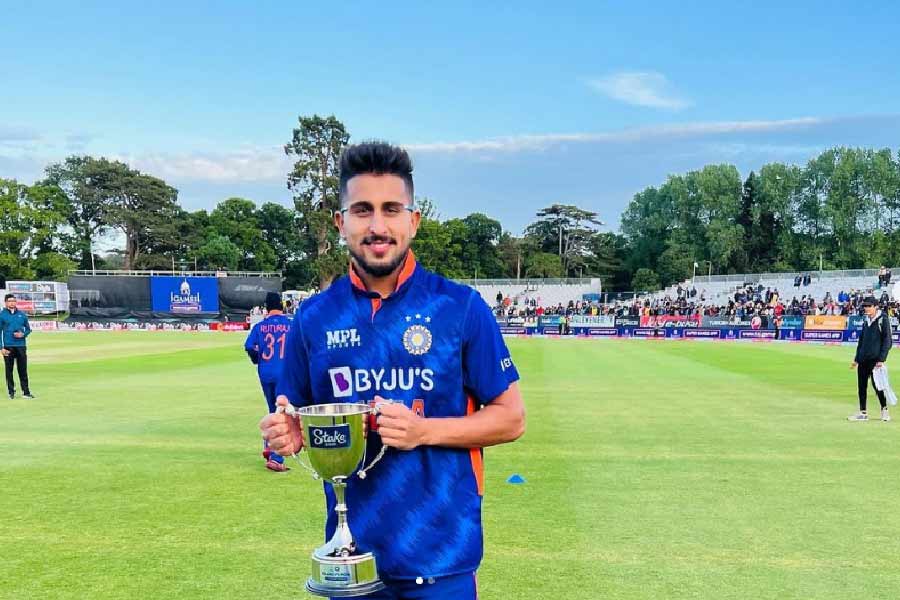 ২০২১ সালের আইপিএলে প্রথম নজরে পড়েন জম্মু-কাশ্মীরের এই জোরে বোলার। টি নটরাজনের পরিবর্তে মাঠে নামা উমরান পুরোপুরি সুযোগটা কাজে লাগিয়েছেন। ১৫০ কিলোমিটার বেগে তাঁর একের পর এক ডেলিভারির জন্য উমরান আলাদা করে নজর কাড়েন।