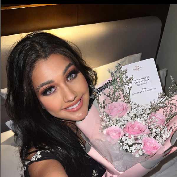 তিনি আরও বলেন, ‘‘যুদ্ধ, হানাহানি, হিংসা সরিয়ে ফ্যাশন যদি সকলকে একজোট করতে পারে, আমি ফ্যাশনের প্রতিনিধি হিসাবে তবে গর্ববোধ করছি।’’