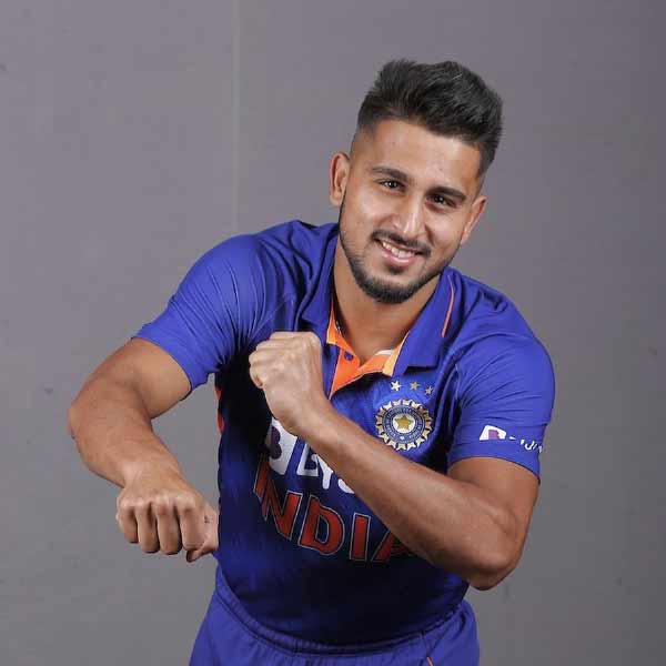 ২০২২ সালের আইপিএলে ১৪ ম্যাচ খেলে উমরানের শিকার ২২টি উইকেট। ‘বছরের সেরা উদীয়মান খেলোয়াড়’-এর পুরস্কার পেয়েছেন তিনি। উপত্যকার এই বোলারের আগুনে ডেলিভারি নিয়ে শুরু হয়েছে চর্চা।