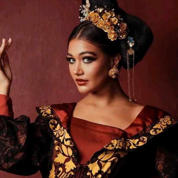 পাকিস্তানি এবং আমেরিকান আবহে বড় হয়েছেন আনিশা। তিনি জানান, ছোটবেলা থেকে তিনি শিখেছেন, কোনও দ্বন্দ্ব মেটাতে সবার আগে প্রয়োজন শ্রদ্ধা। একে অপরকে শ্রদ্ধার মাধ্যমে শান্তি স্থাপন করা সম্ভব। শান্তি স্থাপিত হলে জীবন হয়ে ওঠে আরও সুন্দর। 