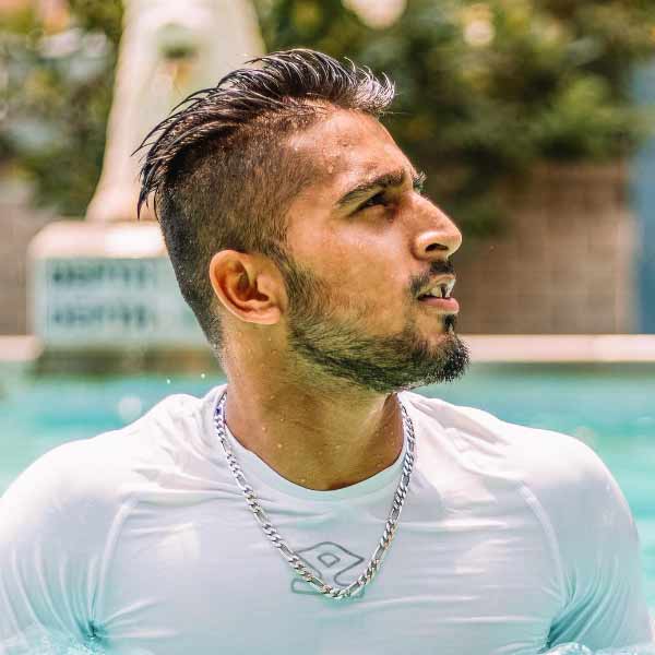 তবে পেস বোলিংয়ে আলাদা করে আঞ্চলিক ক্রিকেটে নজর কেড়েছে উপত্যকা। ২০২১-’২২ সালে জম্মু-কাশ্মীর দলের ২১ সদস্যের স্কোয়াডে রয়েছেন মোট ৮ জন জোরে বোলার। তাঁদের মধ্যে অন্যতম উমরান।