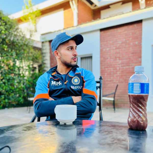 উমরানের বাবা আব্দুল রশিদ পেশায় ফল বিক্রেতা। মা সংসার সামলান। উমরানের এক বড় বোন এবং এক ছোট ভাই আছেন। নিম্নবিত্ত পরিবার। এমন খেলার প্রতি ছেলের টানে একটু মুশকিলেই পড়েছিলেন রশিদ। তবে পরে উমরানের আগ্রহ দেখে নিজের সাধ্যমতো পাশে থেকেছেন বাবা।