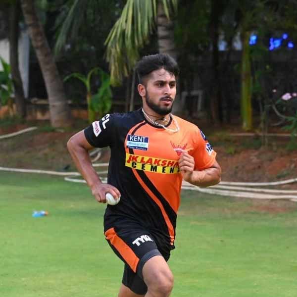 ৫ ফুট ৯ ইঞ্চি লম্বা উমরানের বোলিংয়ের বিশেষত্বই হল গতি। ঘরোয়া ক্রিকেটে ঘণ্টায় ১৬০ কিলোমিটার বেগেও বল করার রেকর্ড আছে তাঁর।