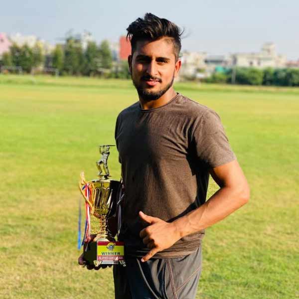 ছোট থেকে টুকটাক ক্রিকেট খেলতেন। তবে ১৭ বছর বয়স থেকে এই খেলাকেই নিজের পেশা করার কথা ভাবেন উমরান। একটি সাক্ষাৎকারে নিজেই সে কথা জানান। জম্মু-কাশ্মীর স্পোর্টস কাউন্সিলে খেলতে খেলতে নির্বাচকদের নজরে পড়েন।