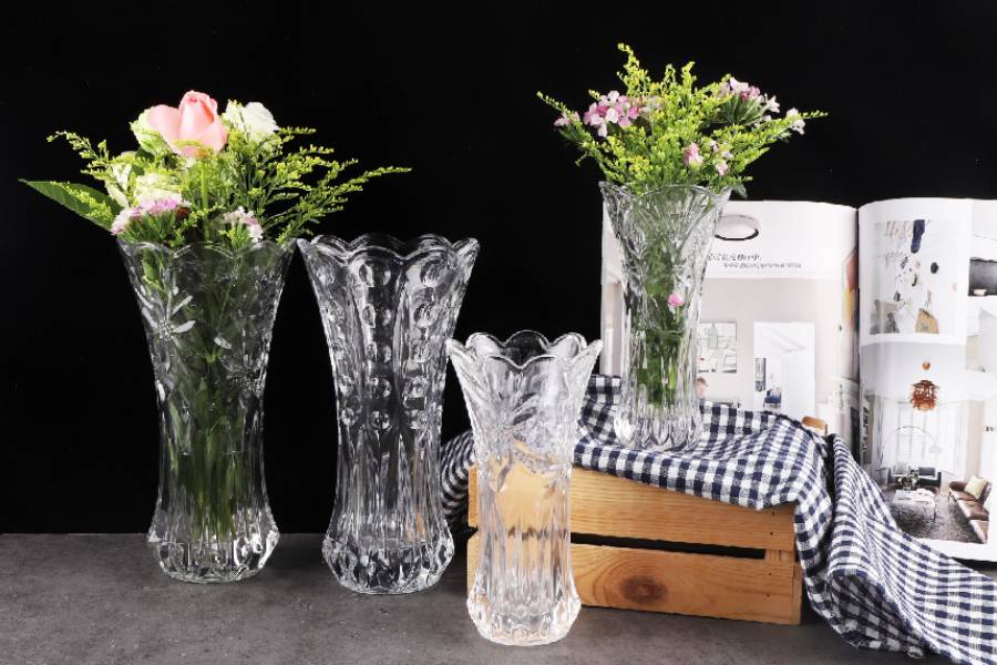 ফুলদানি: বাড়ির যে কোনও অংশের সৌন্দর্য নিমেষে বাড়িয়ে দিতে পারে ফুল দিয়ে সাজানো একটি ফুলদানি। স্বল্প বাজেটের মধ্যে কারুকাজ করা ফুলদানি উপহার হিসেবে হতে পারে দারুণ।