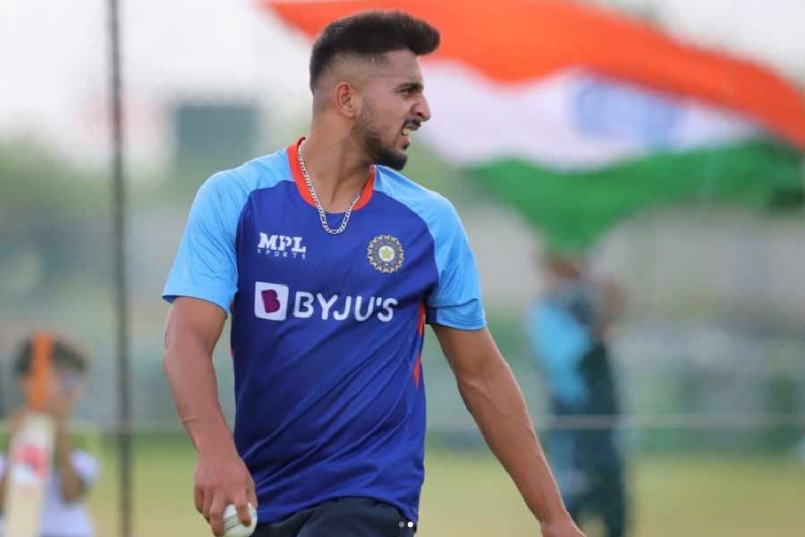 তবে ভারতের এই স্পিডস্টার কেরিয়ারের প্রথম দিকে অমনোযোগী ছিলেন বলে সমালোচনা করেন কোচ। স্বপ্নপূরণ করতে হলে পরিশ্রম করতে হয়। শুধু প্রতিভা দিয়ে শীর্ষে পৌঁছনো যায় না। বার বার কোচের এমন বকুনিতে জীবনে নিয়মানুবর্তিতা এবং শৃঙ্খলা আনেন উমরান।