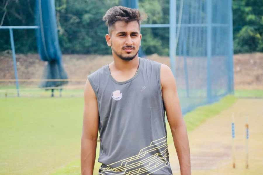 পাড়ায় ক্যাম্বিস বলে ক্রিকেট খেলা ছেলেটি আন্তর্জাতিক ব্যাটারদের যে ত্রাস হয়ে উঠতে পারেন, তা আগেই অনুমান করেছিলেন কোচ রণধীর সিংহ মিনহাস। এক দিন নেট প্র্যাকটিস করার সময় উমরানের দিকে নজর পড়ে প্রাক্তন উইকেটরক্ষক এবং অসমের কোচ অজয় রত্রার। এমন এক জন বোলার কেন জম্মু-কাশ্মীরের দলে নিয়মিত খেলেন না এ নিয়ে কয়েক বছর আগে সরব হন অজয়।