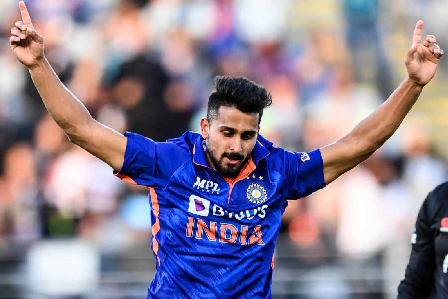 শুধু অজয়ই নন। উমরানে অনেক দিন আগে থেকে মুগ্ধ প্রাক্তন পেসার ইরফান পাঠানও। একটি সাক্ষাৎকারে ইরফান বলেন, ‘‘ওর বলের গতি আমাকে চমকে দিয়েছে। তবে আগে বল ডেলিভারির আগে অনেকটা লাফাত। ওকে এই অ্যাকশন পরিবর্তনের পরামর্শ দিয়েছিলাম। পরে দেখলাম এতে সত্যিই বোলিংয়ের উন্নতি হয়েছে।’’