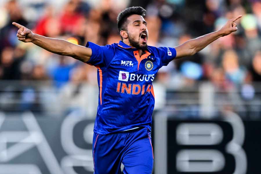 ২০২১ সালে সৈয়দ মুস্তাক আলি ট্রফিতে অভিষেক হয় উমরানের। পারভেজ রসুলের নেতৃত্বে ওই টি-টোয়েন্টি ম্যাচে রেলওয়ে দলের বিরুদ্ধে ভাল বোলিং করেন। শেষ পর্যন্ত ম্যাচটি জেতে জম্মু-কাশ্মীর। ওই ম্যাচে উমরানের অবদানের প্রশংসা করেন অধিনায়ক। ফর্মে থাকা কর্ণ শর্মাকে সে ম্যাচে বোল্ড আউট করে ঝটকা দিয়েছিলেন উমরান।