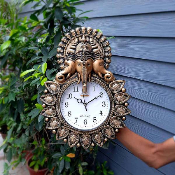 দেওয়াল ঘড়ি: সময়ের থেকে ভাল উপহার আর কীই বা হতে পারে? প্রিয়জনের বিয়েতে উপহারের বাজেট যদি ৫০০ টাকার আশপাশে হয় তা হলে মাঝারি থেকে ছোট দেওয়াল ঘড়ি উপহার হিসেবে বেছে নেওয়াই যায়।