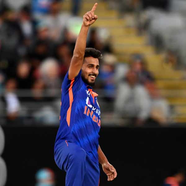 এর এক মাস পর বিজয় হাজারে ট্রফিতে বাংলার বিরুদ্ধে খেলার সুযোগ পান উমরান। কিন্তু সেই ম্যাচে ভাল কিছু করতে পারেননি। ১০ ওভারে ৯৮ রান দিয়েছিলেন উমরান। এর পর উমরানের বড় সুযোগ আসে ২০২১ সালের আইপিএলে। সানরাইজার্স হায়দরাবাদের হয়ে কলকাতা নাইট রাইডার্সের বিরুদ্ধে উমরানের অসাধারণ বোলিং ক্রিকেট বিশেষজ্ঞদের নজর কাড়ে।