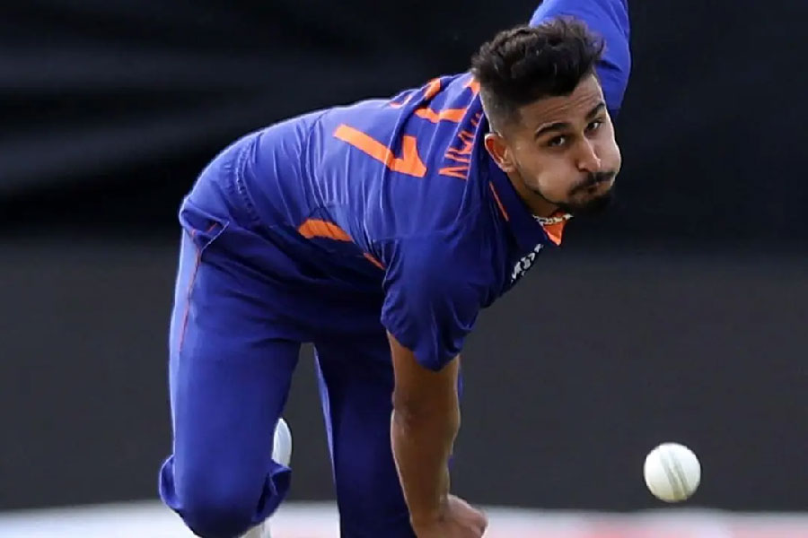 গত আইপিএলে বলের গতিতে চমকে দিয়েছিলেন জম্মু-কাশ্মীরের এই তরুণ জোরে বোলার। গত শুক্রবার অকল্যান্ডেও বলের গতি দিয়েই আবার নজর কেড়েছেন তিনি।