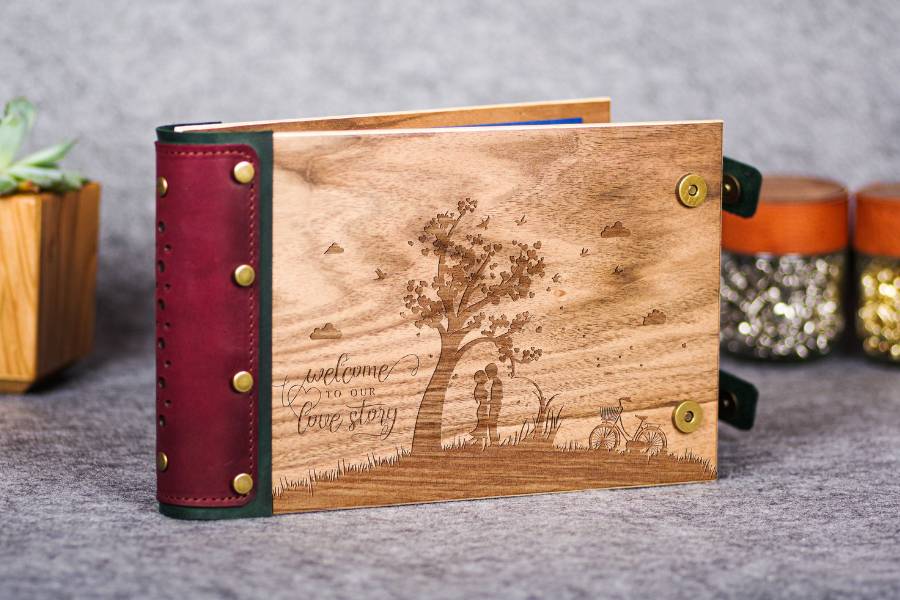 ছবির অ্যালবাম: জীবনের প্রতিটি মুহূর্তকে ফ্রেমবন্দি করে রাখার জন্য এর থেকে ভাল উপহার আর কীই বা হতে পারে! এমনকী কম বাজেটে কাঠের ফ্রেমে বাঁধানো অ্যালবামও হতে পারে বেশ আকর্ষণীয় উপহার।