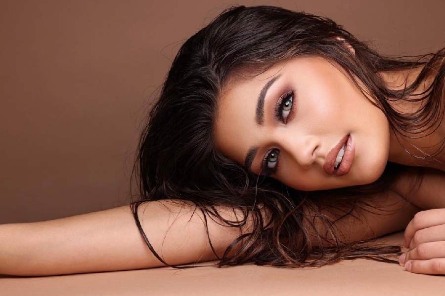 ৯ বছর বয়স থেকে স্কেটিং শুরু আনিশার। একটা সময় দিনে ৮ ঘণ্টা স্কেটিং করতেন তিনি। পরে স্কেটিং ফেলে হাতে তুলে নেন গিটার। গানের সুরে খুঁজে পান মনের শান্তি। নিজের একাধিক গান লিখে তাতে সুর দিয়েছেন আনিশা। 