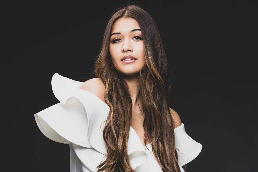 গানবাজনার পাশাপাশি ফ্যাশনের দিকেও আনিশার ঝোঁক ছিল। ধীরে ধীরে তা বাড়তে থাকে। ২০২০ সালে তিনি ‘মিস মিশিগান টিন ইউএসএ’ প্রতিযোগিতায় অংশ নেন। জয়ের মুকুট ওঠে তাঁর মাথাতেই। 