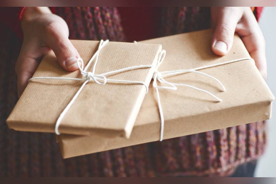 বই: এক সময় উপহারের তালিকার অন্যতম পছন্দের তালিকায় থাকত বই। সময়ের সঙ্গে সঙ্গে রেওয়াজ বদলালেও উপহার হিসেবে বই ভালবাসেন না এমন লোক খুঁজে পাওয়া মুশকিল। তবে অবশ্যই যে বইটি উপহার দিতে চলেছেন, তা আগে থেকেই তাঁদের সংগ্রহে আছে কি না তা জেনে নিন।