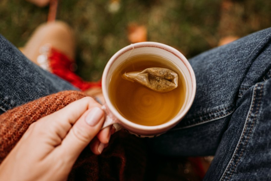 উচ্চ প্রোটিনযুক্ত খাবার খাওয়ার ঠিক পর পরই চা খেলে হজমে নানা সমস্যা দেখা দিতে পারে।