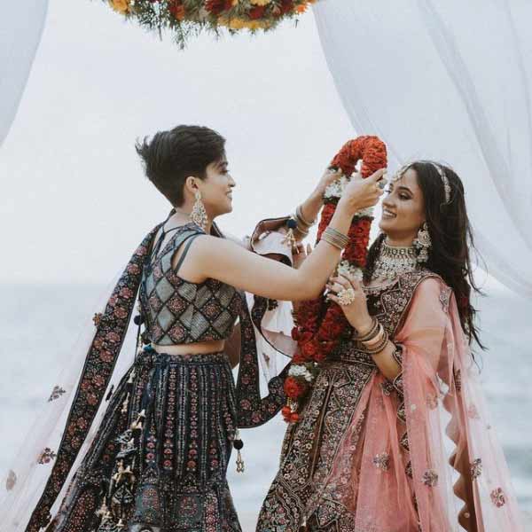 কথা হচ্ছে আধিলা নাসারিন এবং ফতিমা নুরাকে নিয়ে। সম্প্রতি তাঁরা আংটিবদল করেছেন। সেই ফটোশুটের ছবি সমাজমাধ্যমে ভাইরাল। সমুদ্রের ধারে একে অপরকে আংটি পরিয়ে দিয়ে কেক কেটেছেন তাঁরা।